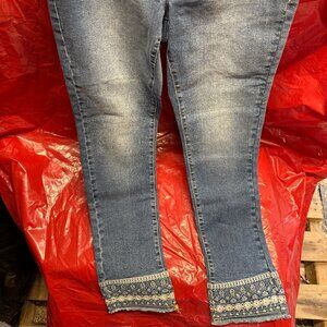 BNWT Laura Pull-On Embroidered Hem Jeans, Size 0